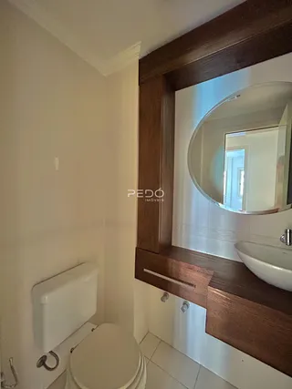 Foto de um banheiro com vaso sanitário e espelho.