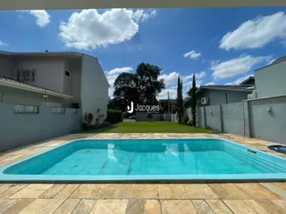 Vista externa de uma residência com piscina e jardim em Lajeado.