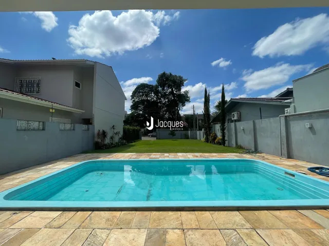 Vista externa de uma residência com piscina e jardim em Lajeado.
