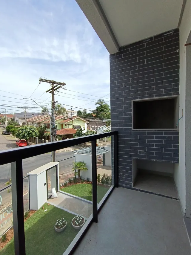 Vista da varanda com grade de ferro e jardim de uma residência em Lajeado.