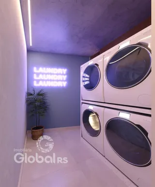 Foto de uma área de lavanderia com máquinas de lavar.