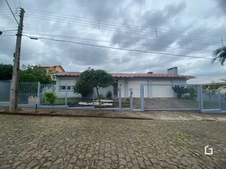 Fachada de uma residência com cerca e portão em Lajeado, Brasil.