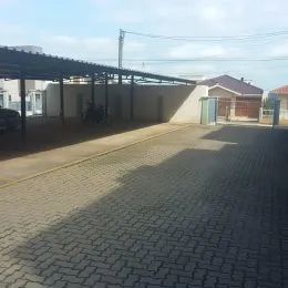 Vista da fachada de uma propriedade em Lajeado, Brasil, mostrando uma área pavimentada.