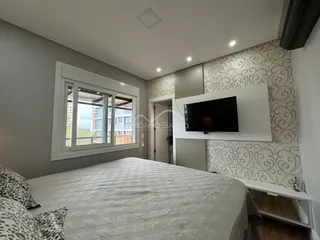 Quarto com cama grande e janela de vista.
