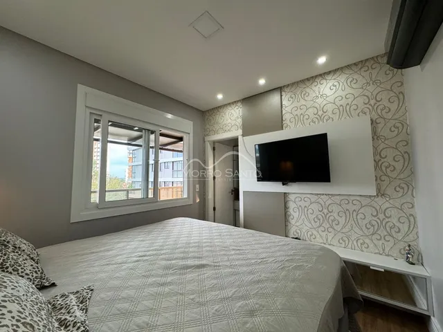 Quarto com cama grande e janela de vista.