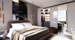 Quarto com cama grande e armários embutidos.