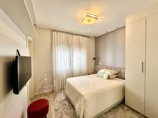 Quarto com cama e armário em um apartamento.