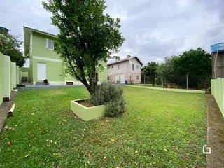Vista da fachada de uma casa com jardim gramado em Lajeado.