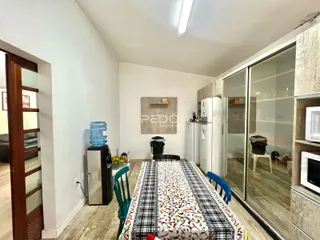 Quarto com cama e porta de vidro em um imóvel no Brasil.