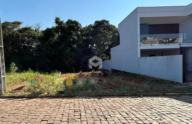 Vista da fachada de uma casa moderna com jardim em Lajeado, Brasil.