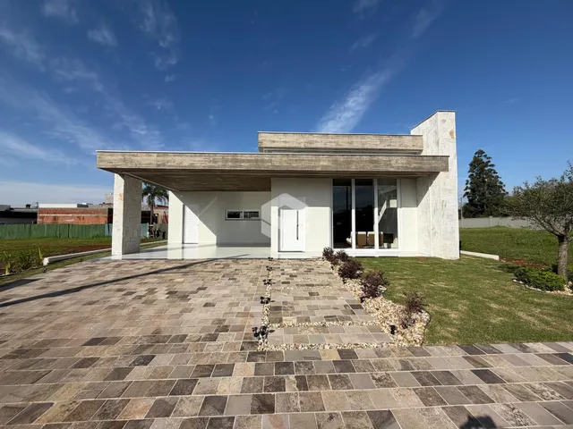 Fachada de uma casa moderna com pátio externo em Lajeado, Brasil.