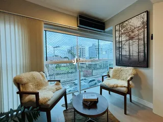 Sala de estar com vista para o exterior e decoração de assentos.