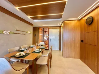 Uma sala de jantar com mesa de madeira e painéis de madeira.