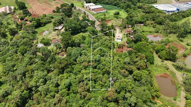 Vista aérea de uma propriedade rural densamente arborizada em Lajeado, Brasil.