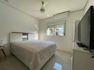 Quarto moderno com cama e janela em um imóvel no Brasil.