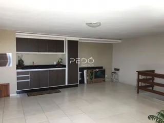 Foto de uma área de estar e cozinha em um imóvel.