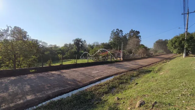 Vista da estrada rural com vegetação ao redor em Lajeado, Brasil.
