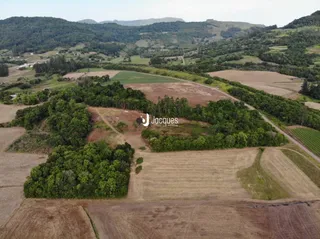 Vista aérea de terras agrícolas e vegetação em Lajeado, Brasil.