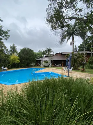 Vista da piscina e jardim de uma propriedade em Lajeado.