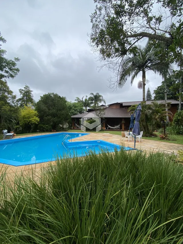 Vista da piscina e jardim de uma propriedade em Lajeado.