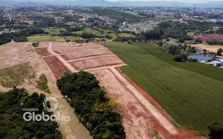 Vista aérea de uma área de terra com campos e vegetação no interior de Lajeado.