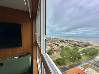 Sala com vista para a paisagem costeira de Lajeado.