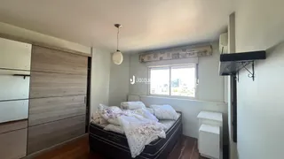 A foto mostra um quarto com cama e armário em um imóvel.