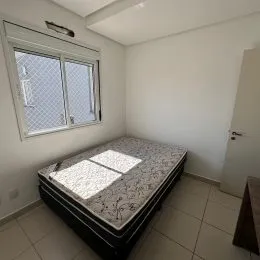Quarto com cama e janela em um imóvel.