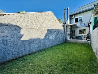Fachada de uma residência com jardim gramado em Lajeado, Brasil.