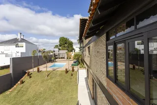 Vista externa de uma residência com quintal e piscina em Lajeado, Brasil.