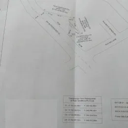 Planta baixa mostrando o layout e os limites de uma propriedade em Lajeado.
