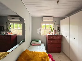 Quarto com armário e cama em ambiente claro.
