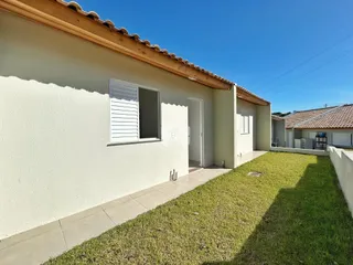 Fachada de uma casa em Lajeado, Brasil, com jardim gramado.