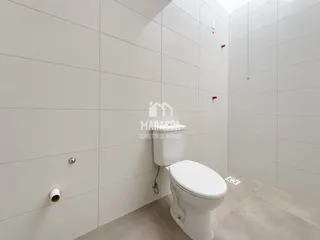 Foto de um banheiro moderno com paredes brancas e piso claro.