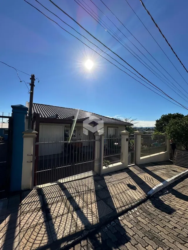 Vista da fachada de uma residência em Lajeado, Brasil, com portão e pátio.