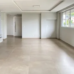 Espaço interno amplo com piso claro e paredes brancas.