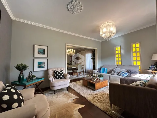Sala de estar com decoração clássica e piso de madeira.