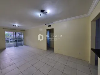 Interior de uma sala com piso de cerâmica e paredes amarelas.
