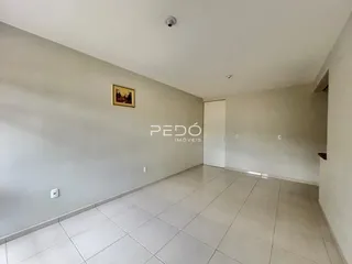 Hall de entrada com piso de cerâmica clara e paredes cinzas.