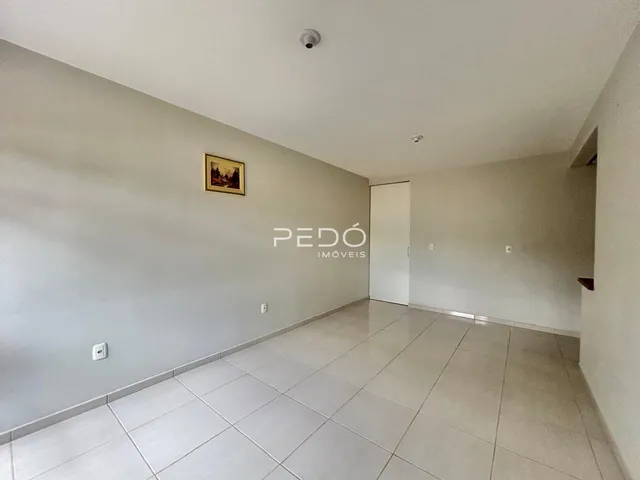 Hall de entrada com piso de cerâmica clara e paredes cinzas.