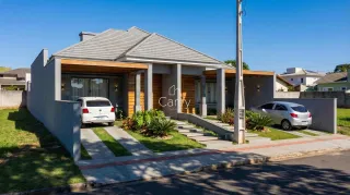 Fachada externa de uma casa residencial em Lajeado, Brasil, com jardim e garagem.