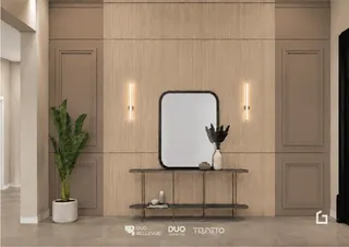 Parede decorada com painéis de madeira e um espelho em um ambiente interno.