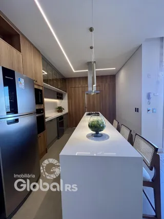 Cozinha moderna com armários de madeira e ilha branca.