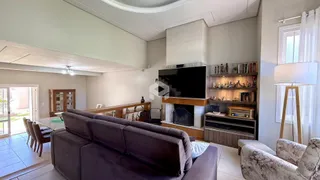 Sala de estar com sofá e lareira em um imóvel no Brasil.
