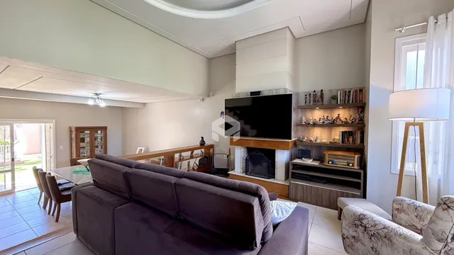 Sala de estar com sofá e lareira em um imóvel no Brasil.