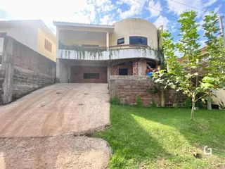 Fachada de uma residência em Lajeado, Brasil, com entrada de garagem e jardim.