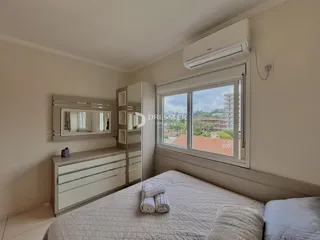 Quarto com cama e janela de vista para a paisagem.