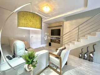 Sala de estar moderna com sofá e estantes em um apartamento.