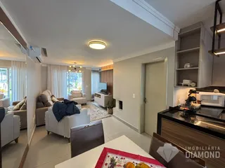 Sala de estar e cozinha de um imóvel em Lajeado, Brasil.