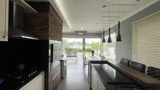 Ambiente de sala de estar e cozinha em um imóvel no Lajeado, Brasil.